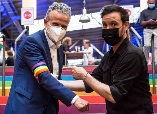 OB Frank Nopper (links, hier mit Eric Gauthier im Theaterhaus) geriert sich auch mal als LGBTQ-Supporter. Wenn's passt. Foto: Jeanette Bak