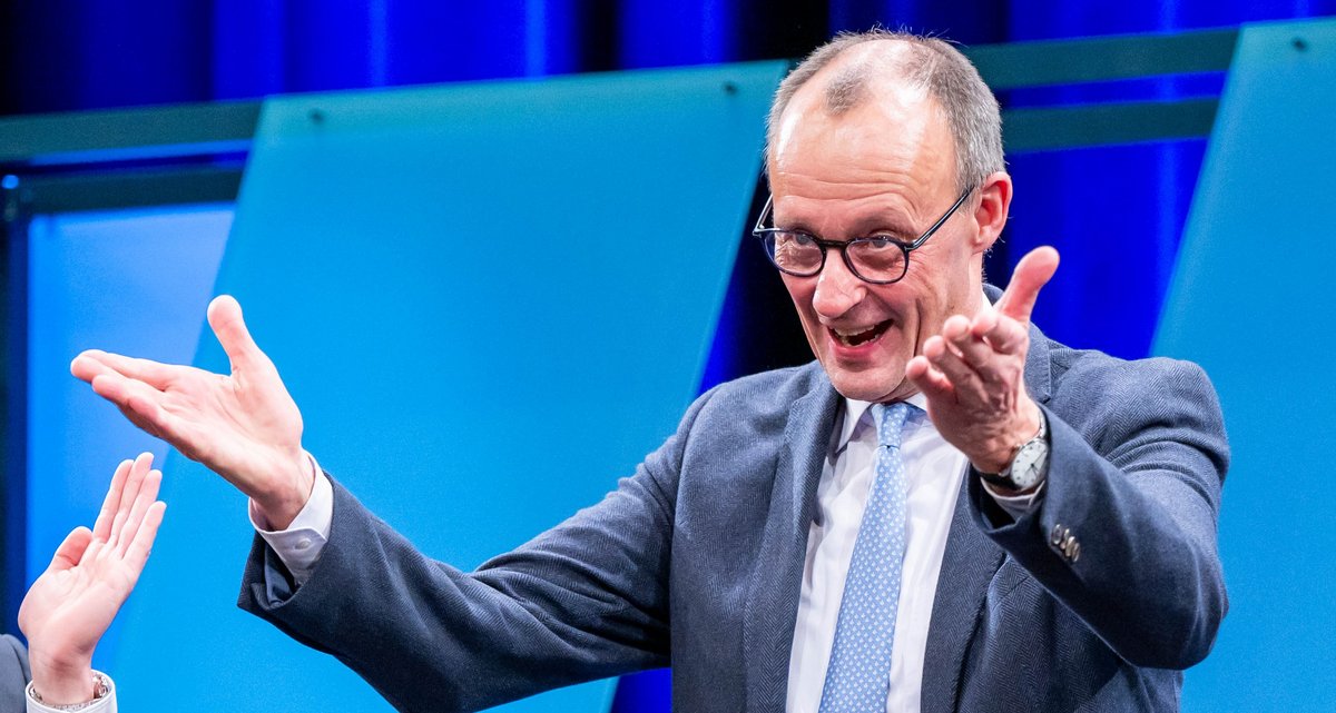Offene Arme - wenn's sein muss, auch für die AfD. Friedrich Merz, hier Anfang Februar bei einer Wahlkampfveranstaltung in Singen. Foto: Jens Volle