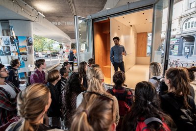 Nicht auf Wohnungs-, sondern auf Stellplatzsuche: Leonardo di Chiara mit seinem mobilen Neun-Quadratmeter-Heim.