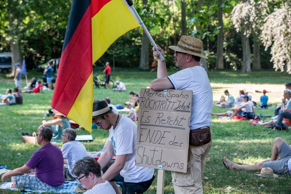 Veraltetes Demo-Schild mit Deutschlandflagge. Veraltetes Demo-Schild mit Deutschlandflagge.