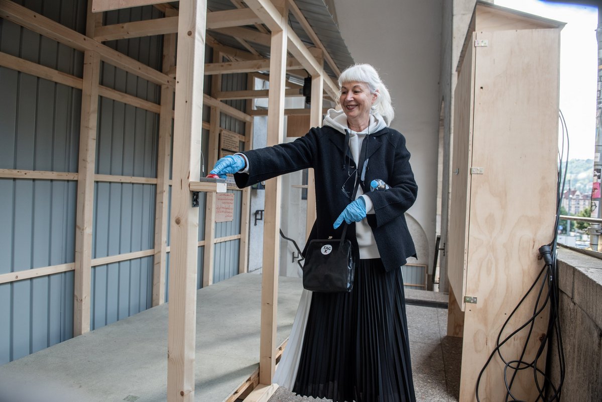 Dagmar Claus drückt den roten Knopf