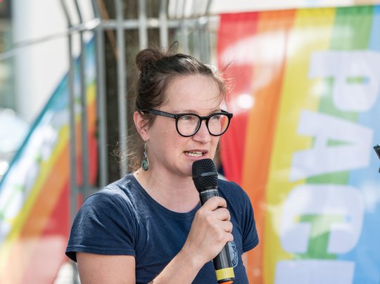 Aktivistin Jaqueline Andres gruselt es, wenn sie hört, dass Deutschland "wieder" Stärke zeigen müsse. 