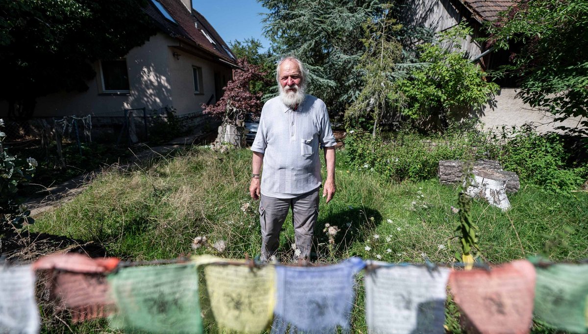 Erich Roth zwischen Haus und Scheune in seinem Vorgarten-Dschungel. Mehr Bilder mit Klick auf den Pfeil.