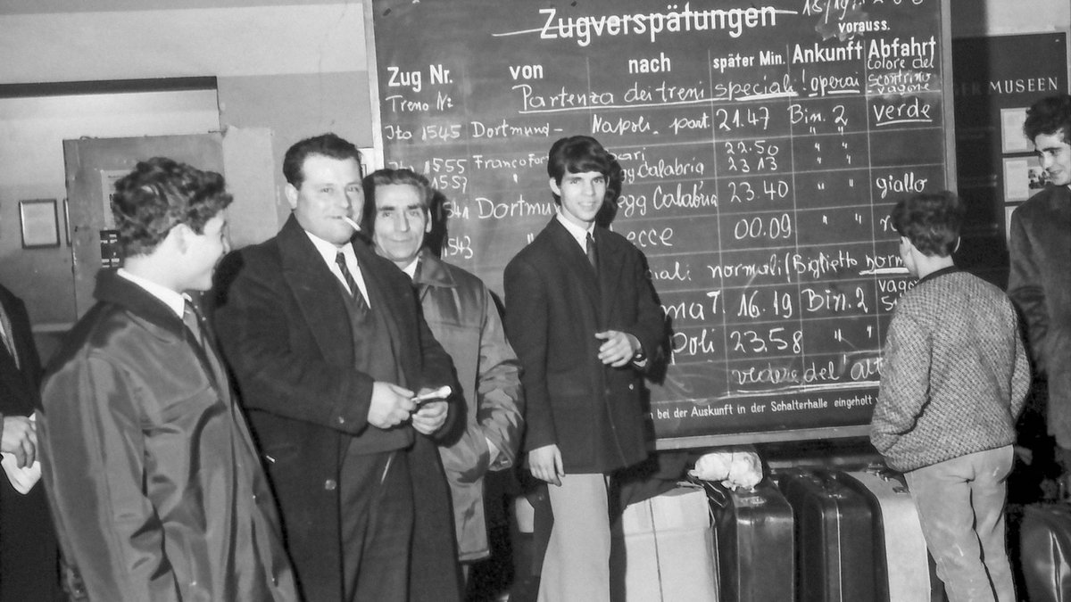 1966: Zu Weihnachten nach Hause mit den Sonderzügen. In Freiburg warten italienische Arbeitsmigranten auf die Eisenbahn in die Heimat. Foto: Staatsarchiv Freiburg