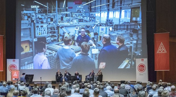 "Auf die Haltung kommt es an", betitelte man eine IG-Metall-Konferenz Ende September und zeigte Abmayrs Film. Foto: Joachim E. Röttgers