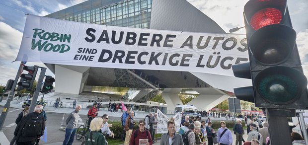 Draußen bremsen Umweltverbände die Gipfelstürmer aus.