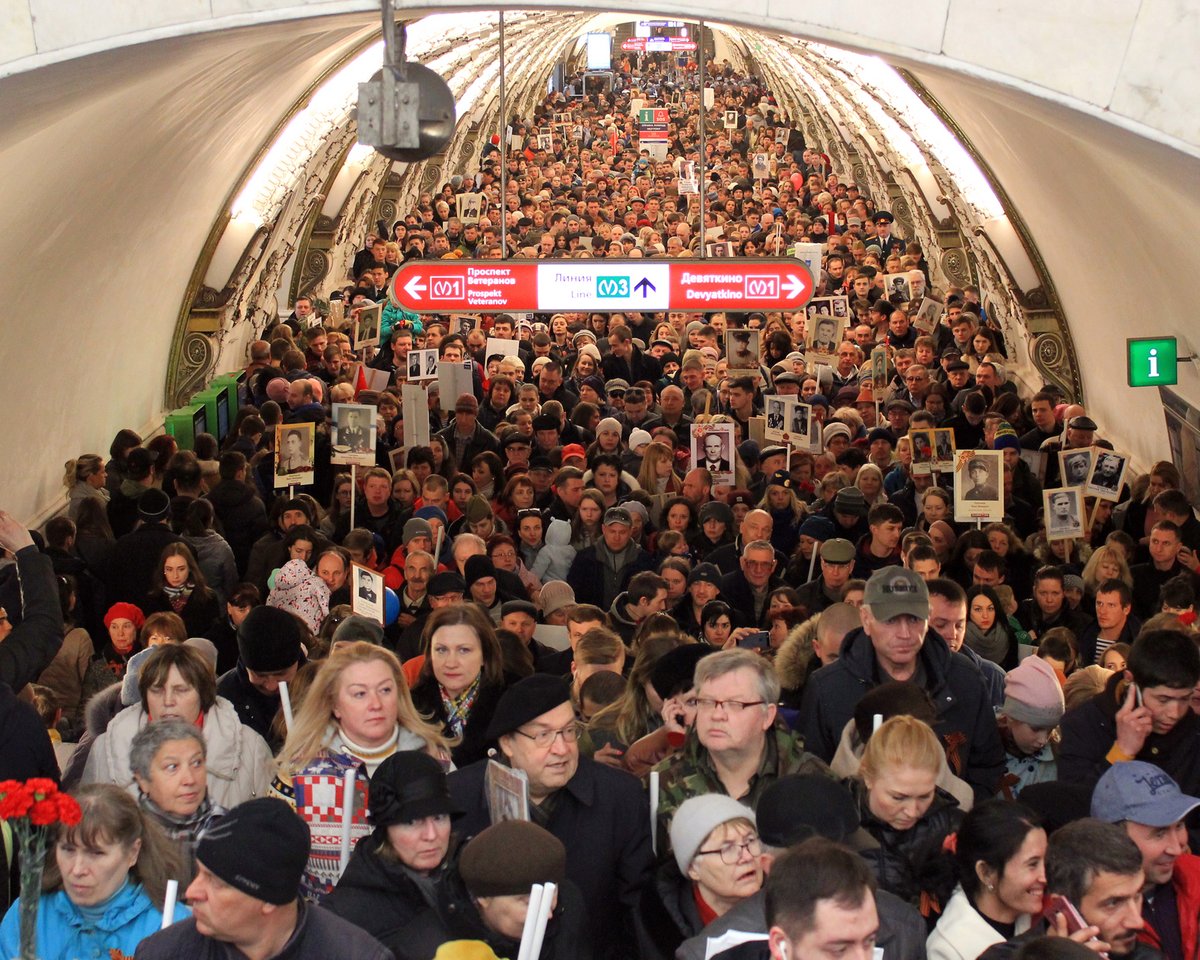 Für eine Veranstaltung von "Bessmertny Polk" strömen Menschen aus der Metro.