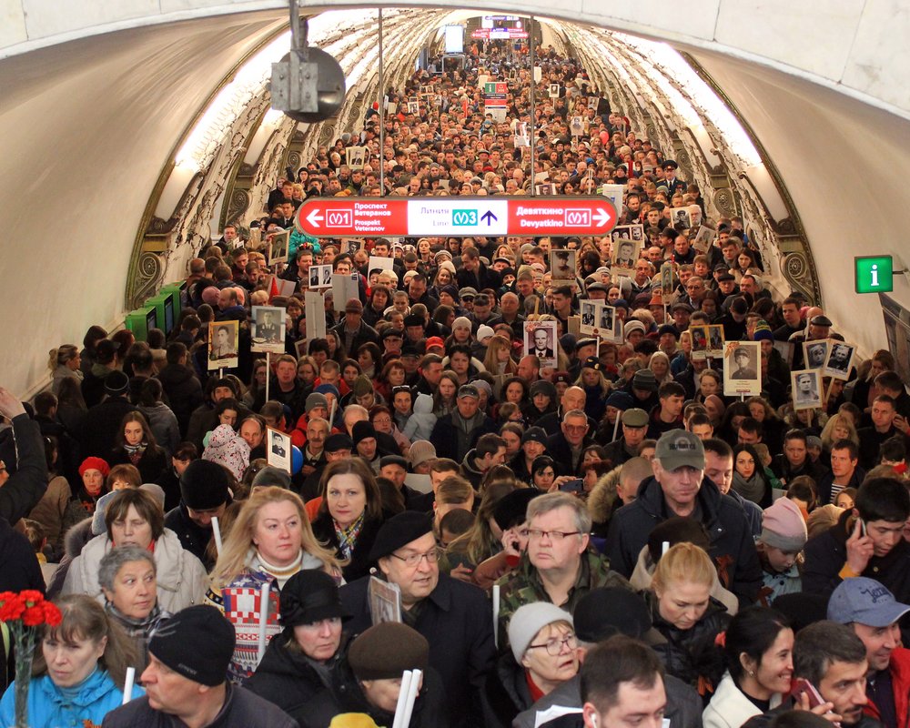 Für eine Veranstaltung von "Bessmertny Polk" strömen Menschen aus der Metro.