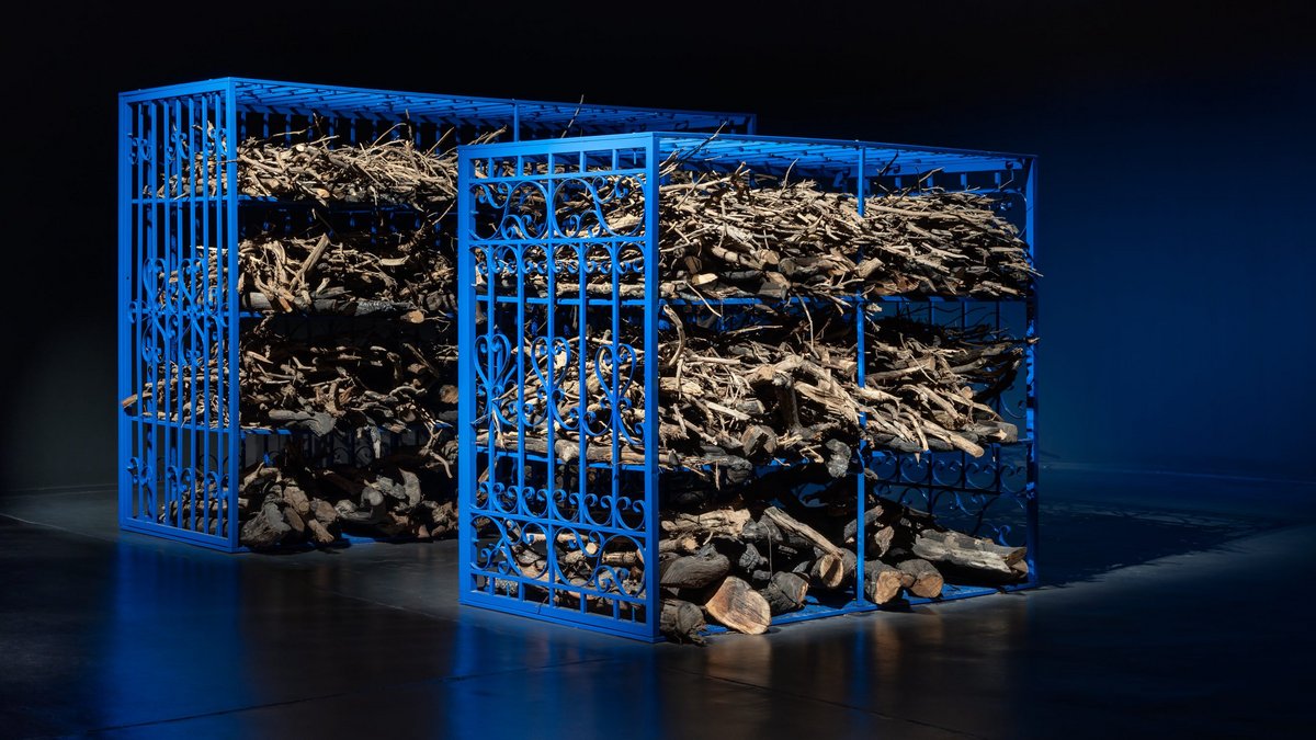 "Blue Windows", eine Arbeit der 1987 in der saudischen Hafenstadt Jeddah geborenen Künstlerin Reem Al Nasser. Foto: Marco Cappelletti