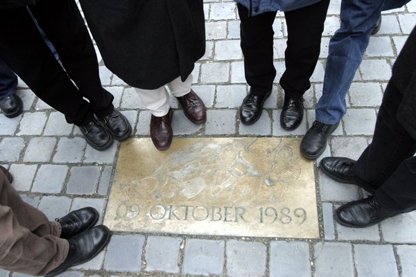 Gedenktafel in Leipzig für den friedlichen Volksaufstand in der DDR 1989. Gedenktafel in Leipzig für den friedlichen Volksaufstand in der DDR 1989.