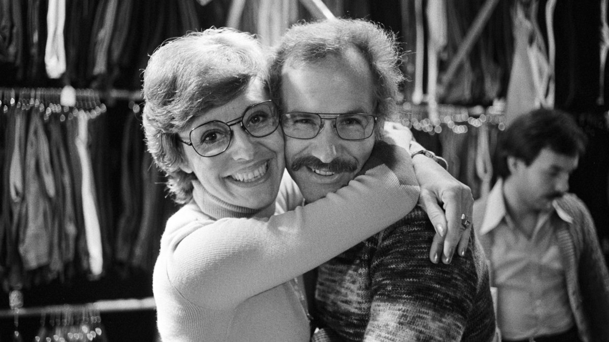 Das Marketinggenie: Verleger Christoph Müller in den Armen eines Weltstars. Die italienische Sängerin Caterina Valente ("Tschau, Tschau, Bambina") herzt ihn bei einem Einkaufsbummel in Tübingen, 1974. Foto: Manfred Grohe