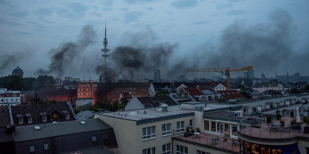 Schwarzer Rauch über dem Schanzenviertel.
