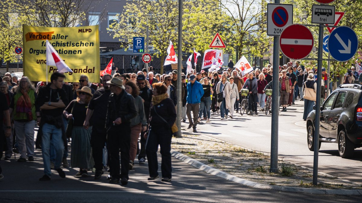 Programmänderung beim DGB wegen der AfD-Veranstaltung: ein kurzer Demozug vom Bahnhof zum Schillerplatz. 