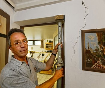 Johann Binder und die Risse in seiner Wand. Foto: Röttgers
