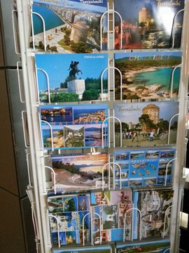 Postkarten mit den Attraktionen Weißer Turm und Alexander der Große.