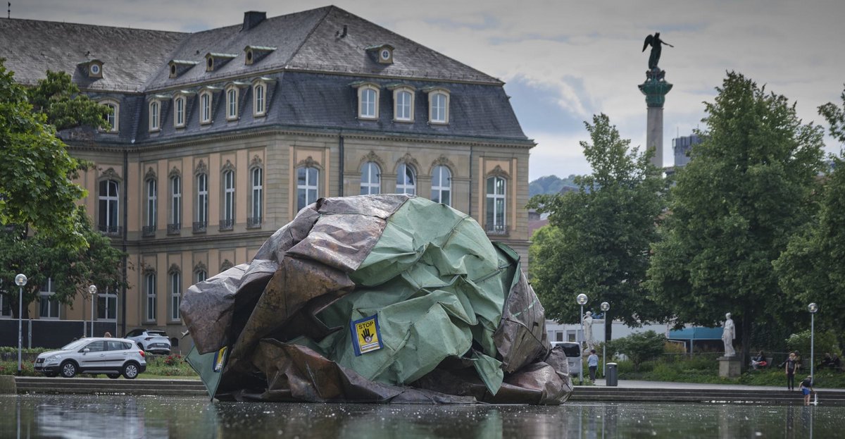 Ein Klimaschutz-Mahnmal hat Stuttgart immerhin schon: das vom Sturm zerstörte Dach der Stuttgarter Oper, zerknäult platziert im Eckensee.