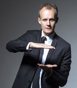 Kontext hat Geburtstag, Max Uthoff feiert mit. Foto: Michel Neumeister