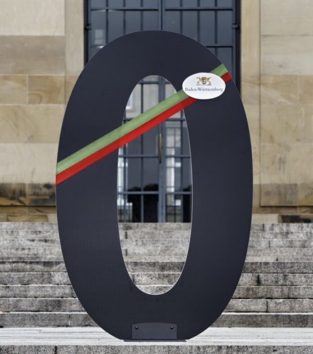 Aber für so was ist Geld da: eine physische Schwarze Null, hier feierlich präsentiert in Stuttgart, September 2014. 