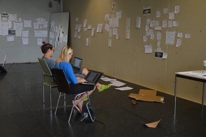 Making-of "Dunkle Materie" – Samuel Hof und Antonia Beermann arbeiten an der Textfassung. Foto: Elisa Mauruschat