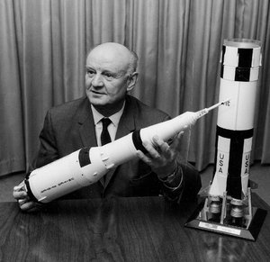 Arthur Rudolph mit Saturn-V-Raketenmodell. Foto: gemeinfrei, <a href="https://commons.wikimedia.org/w/index.php?curid=534460">Link</a>