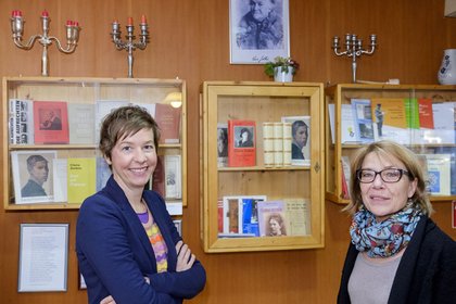 Stegmann mit Redakteurin Susanne Stiefel im Clara-Zetkin-Haus.