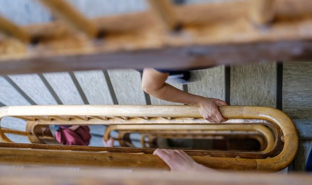 Belebtes Treppenhaus in der Wilhelm-Raabe-Straße 4. 