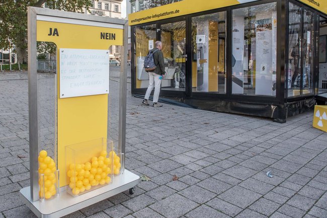 Mit gelben Bällen haben ein paar Stuttgarter:innen abgestimmt. Mit gelben Bällen haben ein paar Stuttgarter:innen abgestimmt.