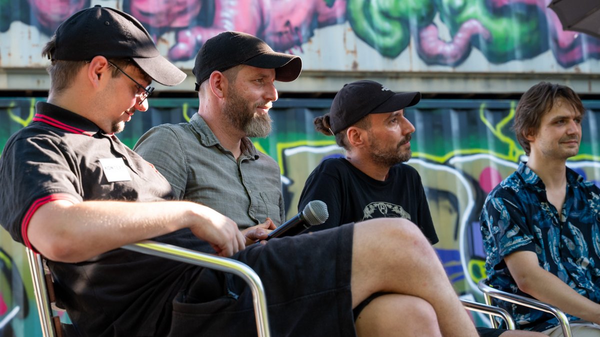 Heiteres Plaudern aus dem Nähkästchen. Von links: Korbinian Strohhuber, Julian Rettig, Jens Volle und Minh Schredle. Foto: Wolfgang Schmidt