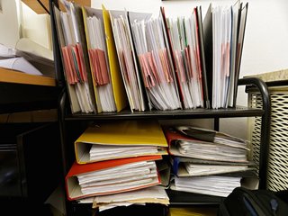 Ein Betreuungsfall verursacht bergeweise Akten. Foto: Joachim E. Röttgers