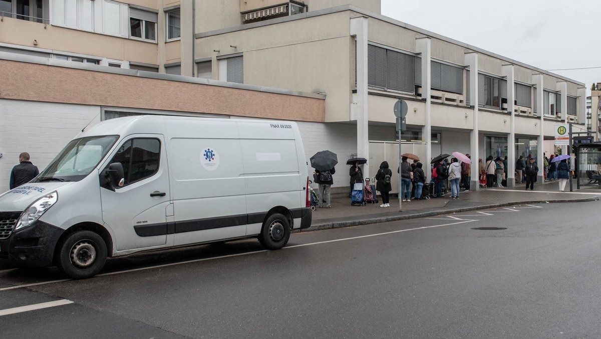 Weithin sichtbar: die immer länger werdenden Schlangen vor den Tafelläden, hier in Fellbach. Weithin sichtbar: die immer länger werdenden Schlangen vor den Tafelläden, hier in Fellbach.