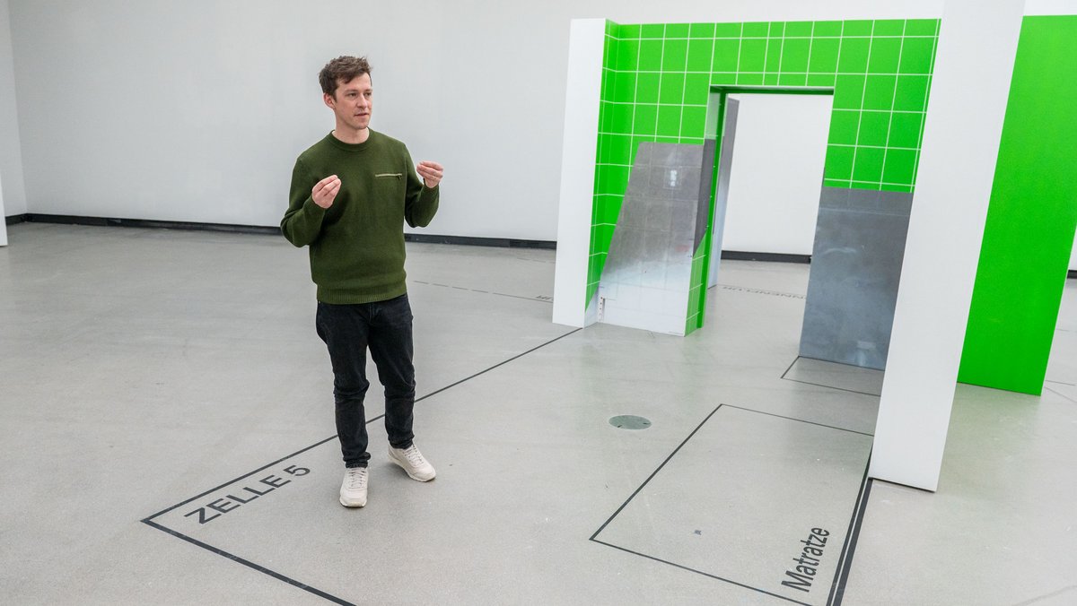 "Gegen-Ermittler" Robert Trafford in der nachgebauten Zelle von Oury Jalloh.