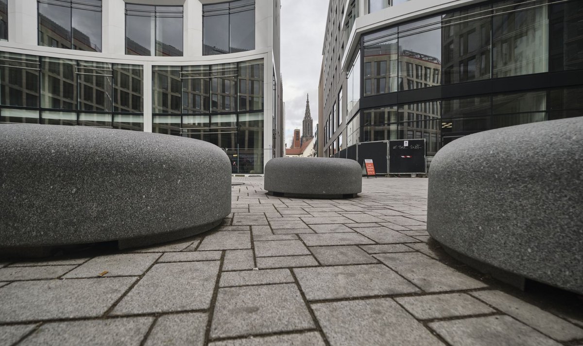 Urgemütlich: Sitzgelegenheiten aus Granit in den Sedelhöfen.