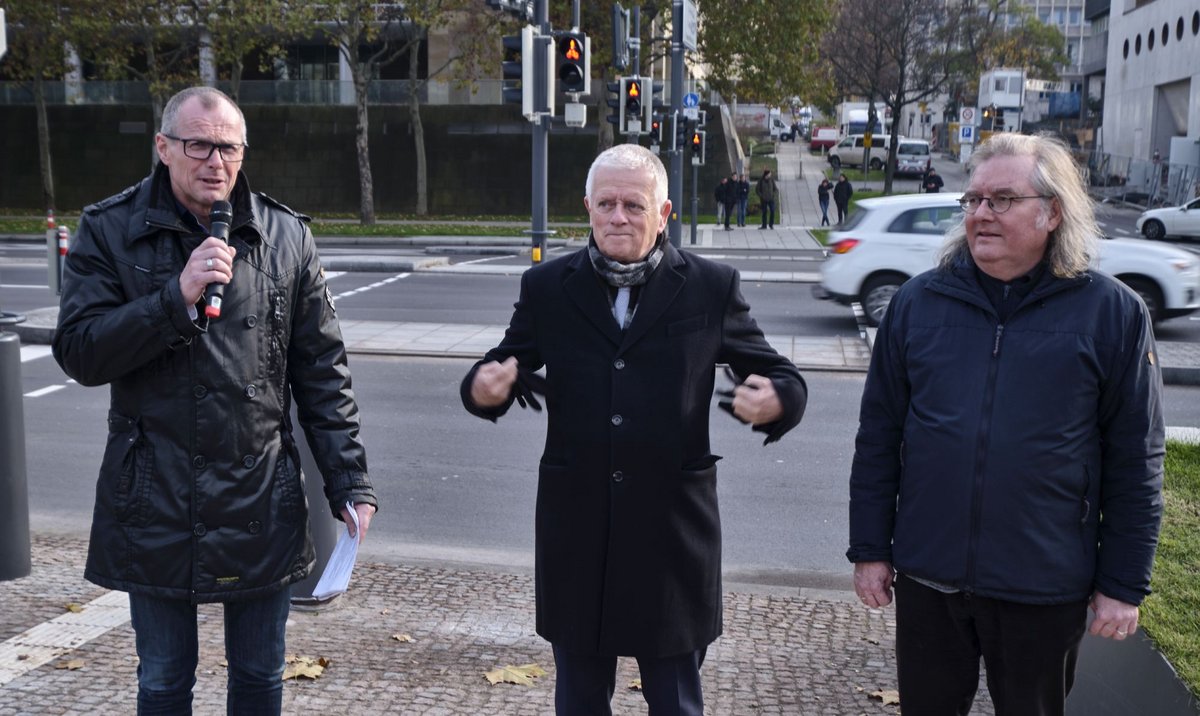 Würden sich grün freuen, wenn sie es nicht - zumindest die beiden Herren rechts - schon wären: Stuttgarts Baubürgermeister Peter Pätzold (r.), OB Fritz Kuhn und der technische Bürgermeister Dirk Thürnau (SPD). Würden sich grün freuen, wenn sie es nicht - zumindest die beiden Herren rechts - schon wären: Stuttgarts Baubürgermeister Peter Pätzold (r.), OB Fritz Kuhn und der technische Bürgermeister Dirk Thürnau (SPD).