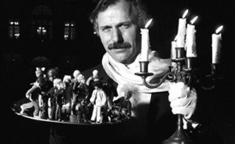Der Herr Ober verlässt das Nachtcafé