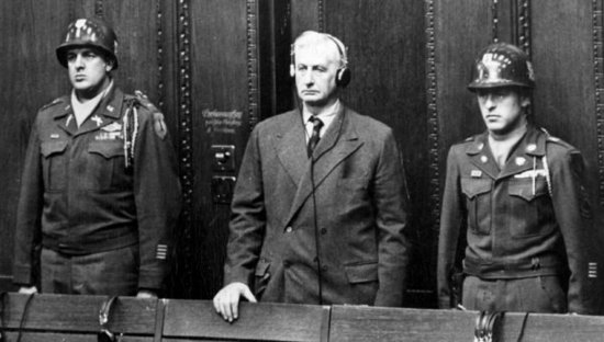 Kriegsverbrecher mit Bundesverdienstkreuz: Friedrich Flick bei der Urteilsverkündung im Dezember 1947. Foto: gemeinfrei