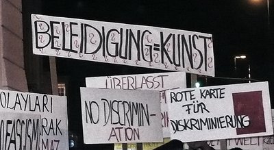 Staatlich gesteuerter Protest? Türken demonstrieren vor dem Konstanzer Theater. Foto: Susanne Stiefel