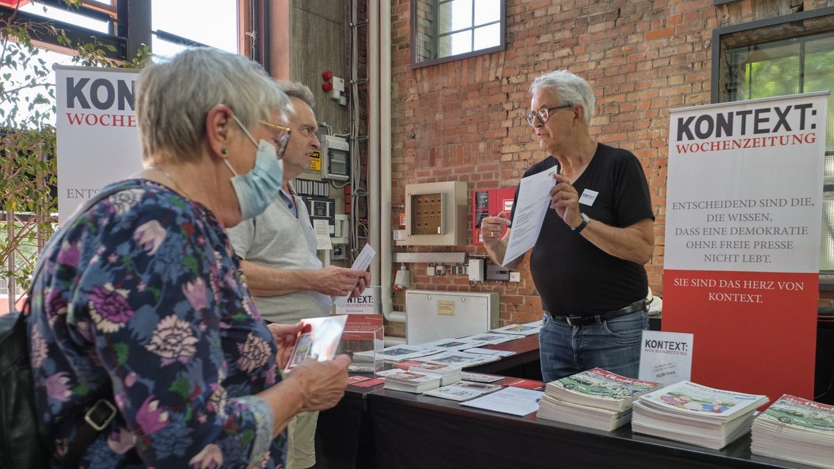Held der Arbeit: Kontext-Vorstand Jürgen Klose (rechts) wirbt mit Soli-Formularen und Mitgliedsanträgen. Foto: Joachim E. Röttgers Held der Arbeit: Kontext-Vorstand Jürgen Klose (rechts) wirbt mit Soli-Formularen und Mitgliedsanträgen. Foto: Joachim E. Röttgers
