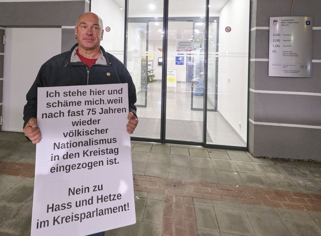 Stefan Heidrich steht regelmäßig vor dem Landratsamt in Tauberbischofsheim. Foto: Joachim E. Röttgers