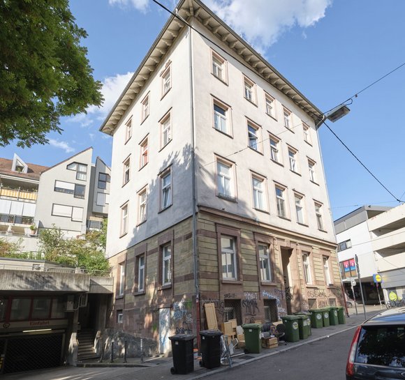 Auch von außen sieht das Mietshaus nicht unbedingt einladend aus. Auch von außen sieht das Mietshaus nicht unbedingt einladend aus.