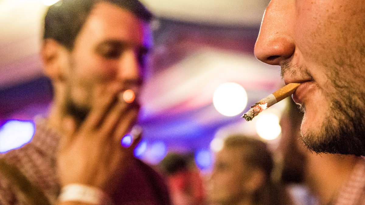 Raucherrefugium Volksfest: In den Bierzelten auf dem Cannstatter Wasen ist das Qualmen erlaubt (§ 7, Abs. 1 Landesnichtraucherschutzgesetz). Foto: Julian Rettig
