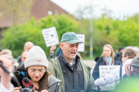 Der AfDler Hansjörg Schrade auf einer "Gemeinsam für Deutschland"-Demo in Reutlingen, April 2025. Foto: Jens Volle