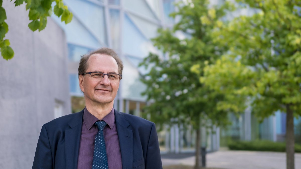 Dirk Messner vor dem Hauptsitz des Umweltbundesamts in Dessau-Roßlau, Sachsen-Anhalt. Foto: Susanne Kambor, UBA