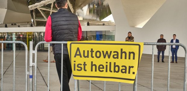 Hoffnungsschimmer beim "Autogipfel" Ende Oktober im Porsche-Museum. Hoffnungsschimmer beim "Autogipfel" Ende Oktober im Porsche-Museum.