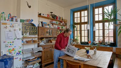 Ingo Riethmüller in der Wohnküche der Schellingstraße. Foto: Martin Storz