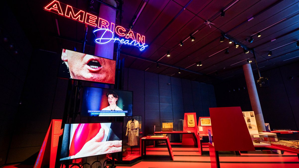 Die Videos wechseln, auch ein Politiker mit deutschen Wurzeln ist dabei, ...