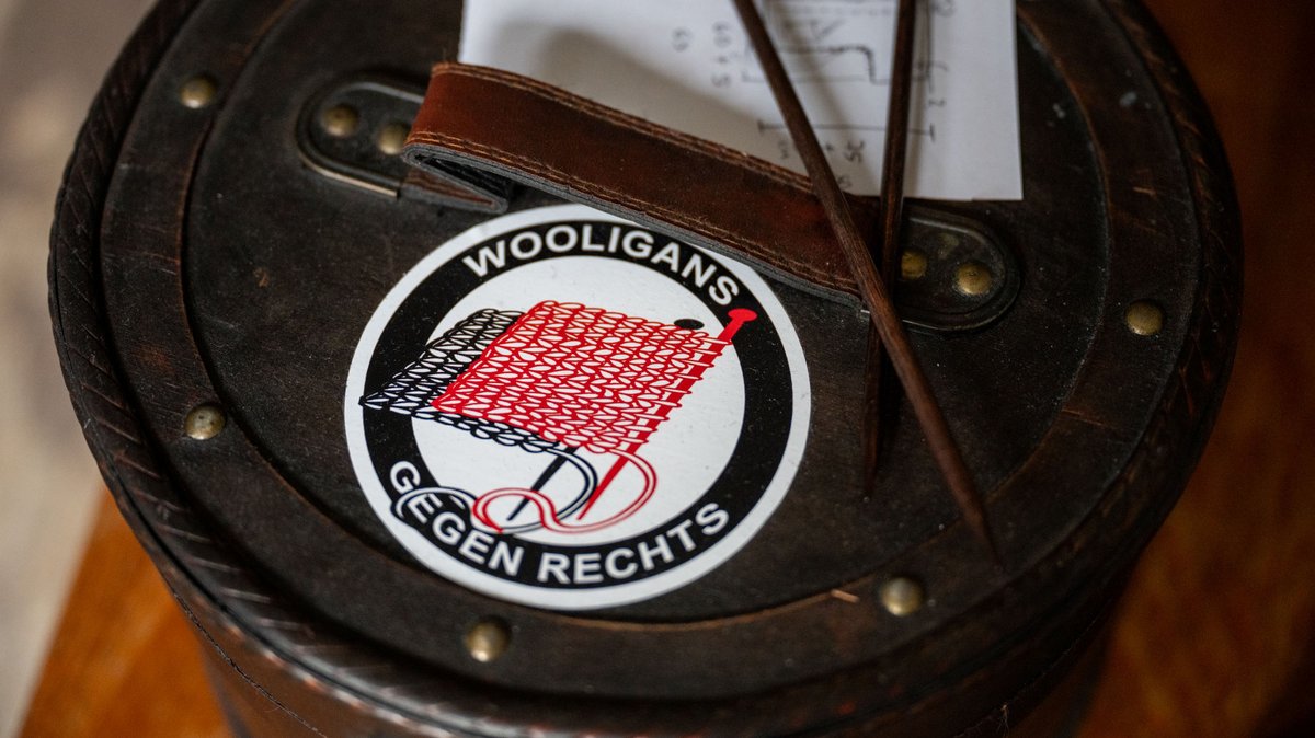 Oder die strickenden Antifaschist:innen, die Wooligans. Foto: Jens Volle