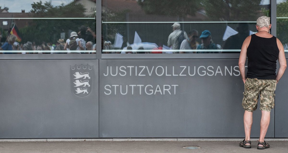 Ob er auch rein will? Demo vor der JVA in Stammheim für den inhaftierten Ober-"Querdenker" Michael Ballweg im Juli 2022. Foto: Jens Volle  