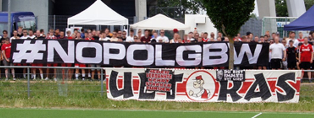 VfB-Ultras beim Zeichensetzen. Foto: cc97