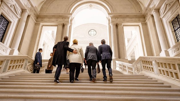 Vor dem Supreme Court erheben Rabiye Kurnaz und ihr Anwalt Klage gegen den US-amerikanischen Präsidenten. Vor dem Supreme Court erheben Rabiye Kurnaz und ihr Anwalt Klage gegen den US-amerikanischen Präsidenten.