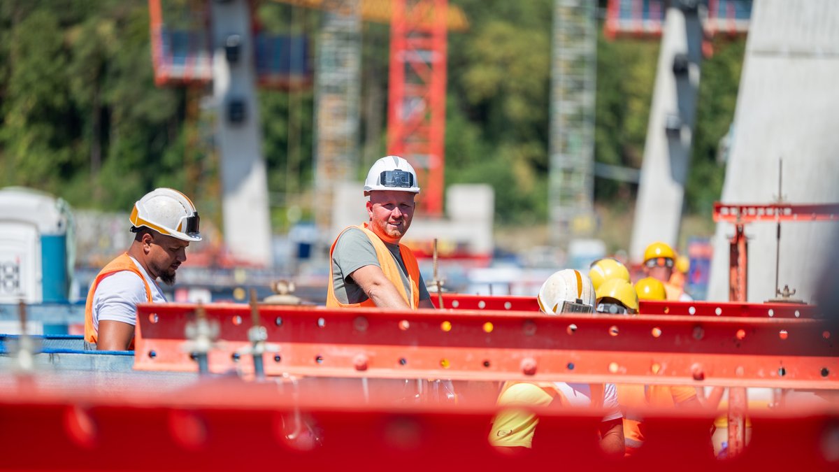 Arbeiter bauen bei mehr als 30 Grad die Hochbrücke übers Neckartal bei Horb. Mehr Bilder mit Klick auf den Pfeil.